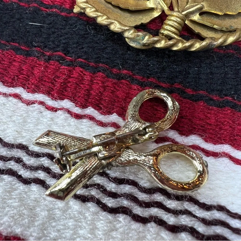 Vintage brooch lot of 5 flower scissors star Sand dollar and music note spiral - Picture 11 of 16